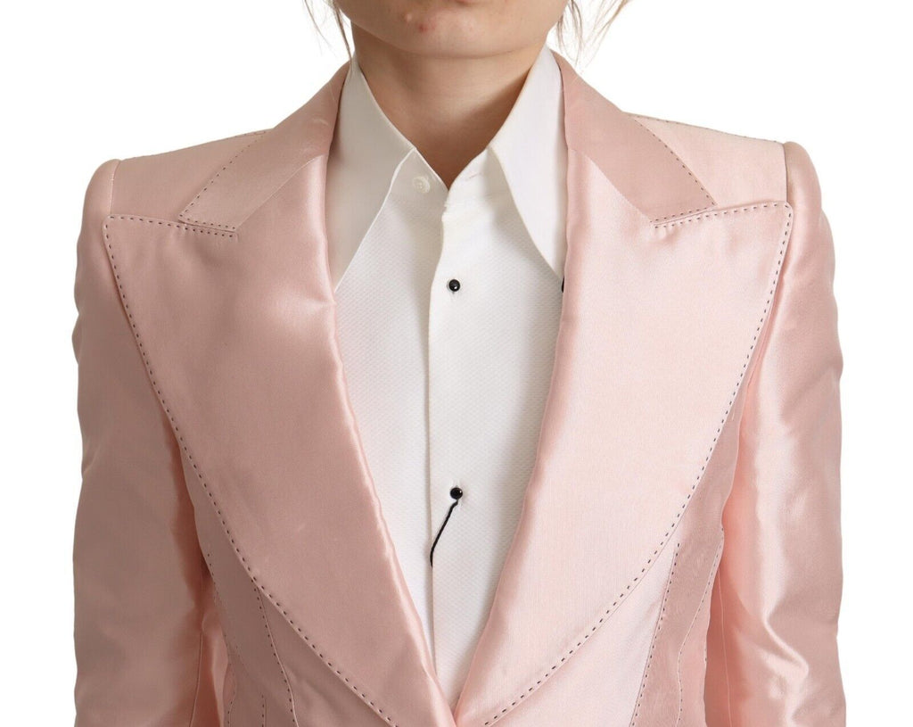 Veste blazer longue en satin rose Dolce & Gabbana avec manches longues et coupe élégante, vue en gros plan.