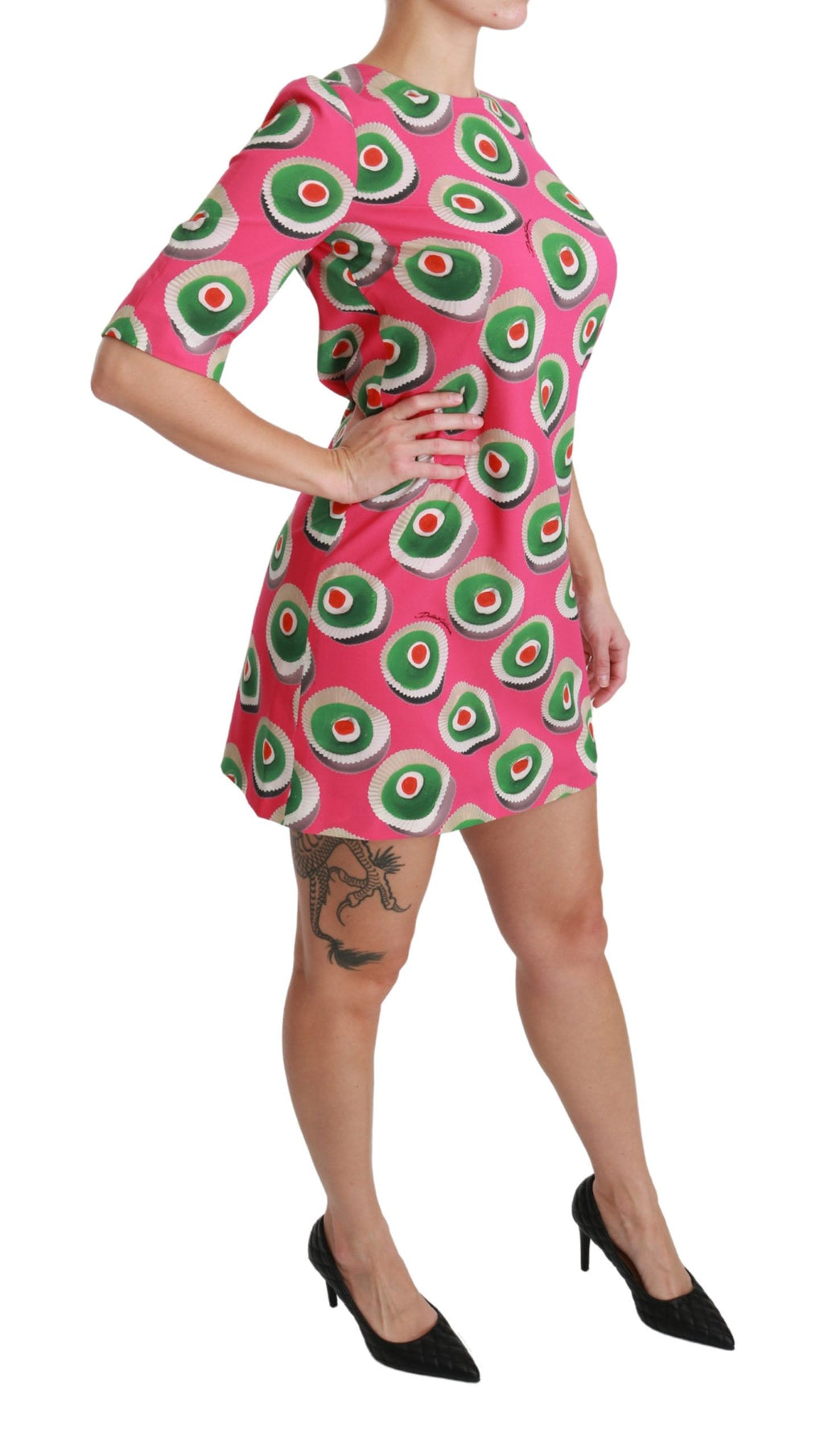 Robe Dolce & Gabbana en soie rose, coupe cupcake, ajustée et fluide, visible sur mannequin.