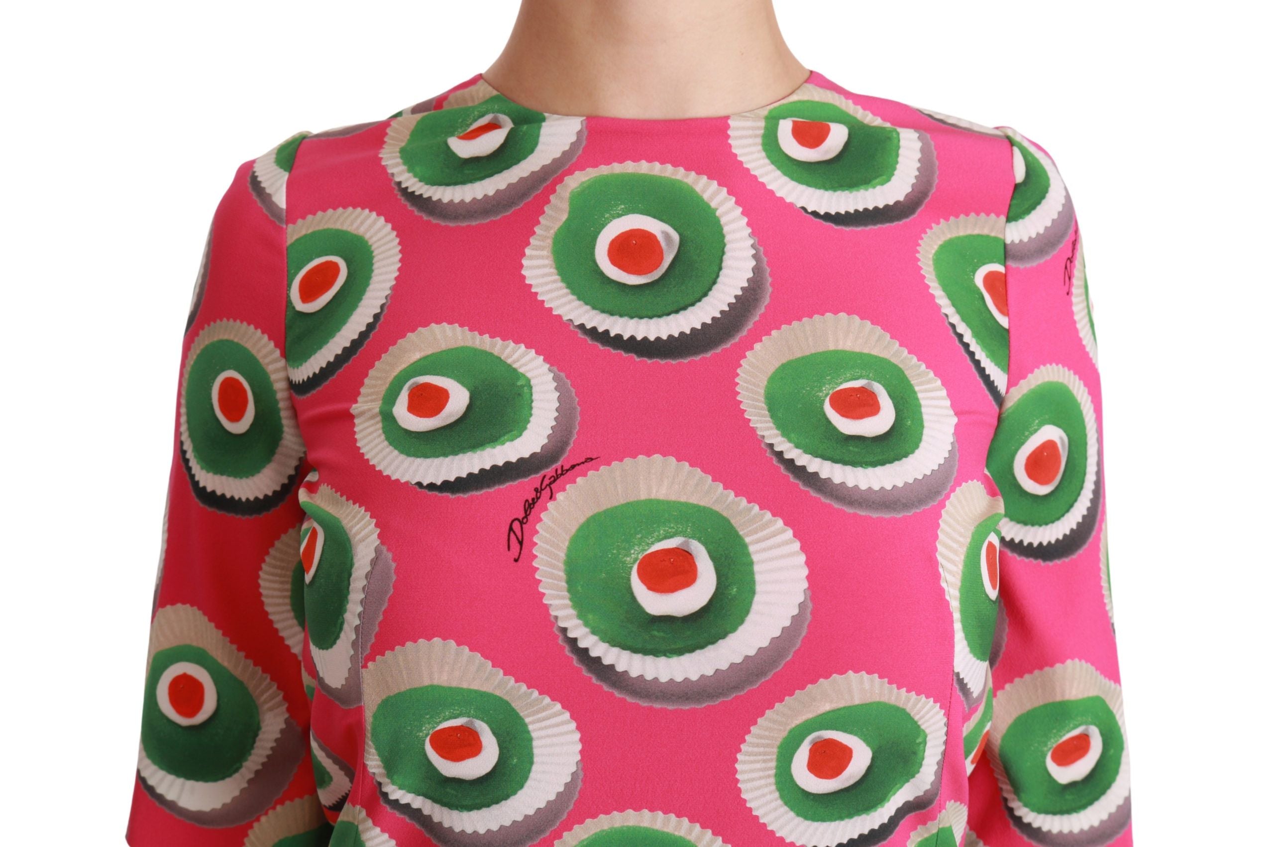 Robe Dolce & Gabbana en soie rose, coupe droite, style cupcake, ajustée et élégante pour occasions spéciales.