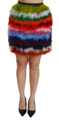 Jupe mini haute taille en plumes rouge et bleue de Dolce & Gabbana, élégante et tendance, vue de face avec détails de la texture.