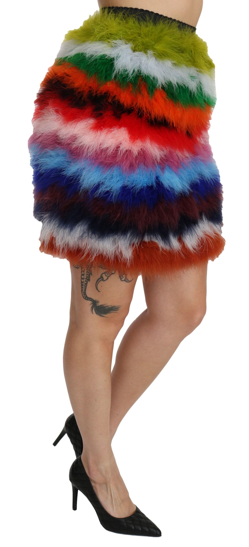 Jupe courte en plumes rouge et bleue à taille haute de Dolce & Gabbana, élégante et tendance, visible avec détails de la texture.