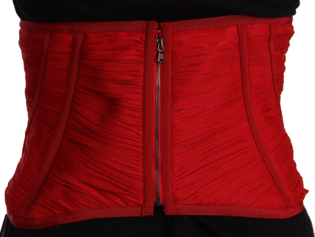 Ceinture corset rouge Dolce & Gabbana en satin stretch pour taille, avec détails élégants, portée sur un haut en soie.