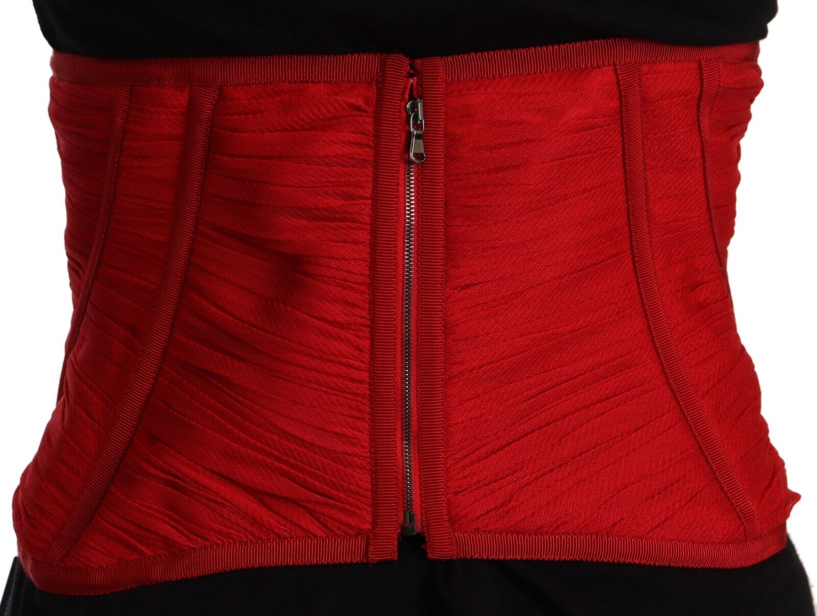 Ceinture corset rouge Dolce & Gabbana en satin stretch pour taille, avec détails élégants, portée sur un haut en soie.