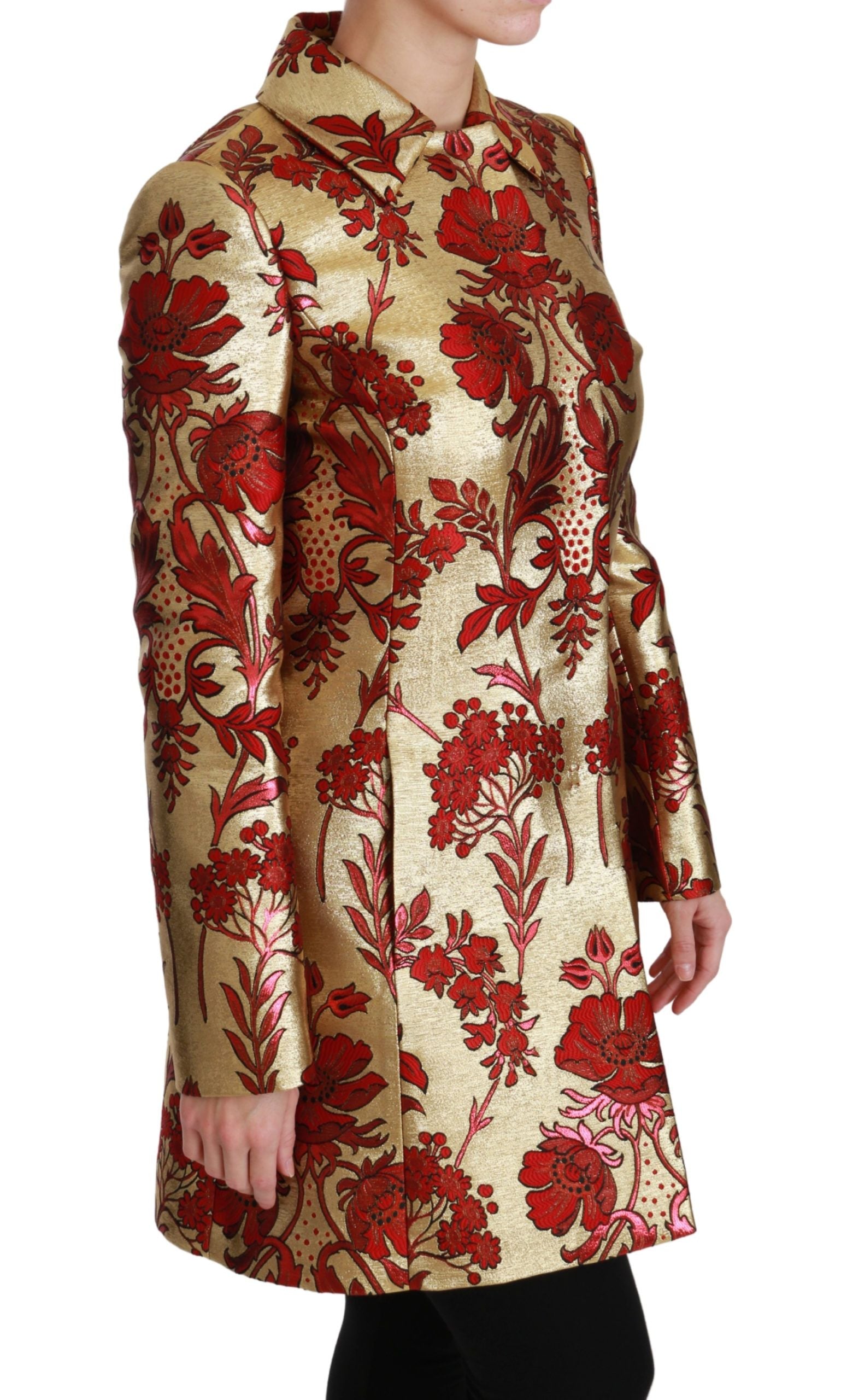Manteau cape Dolce & Gabbana en brocart floral rouge et or, élégant avec détails luxueux et coupe sophistiquée.