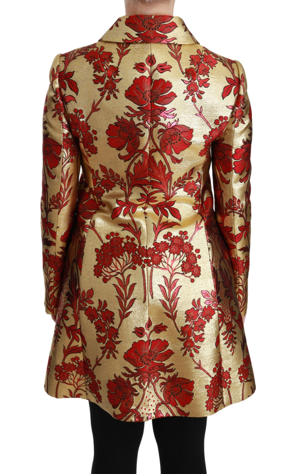 Cape en brocart floral rouge et or Dolce & Gabbana, manteau élégant avec détails riches et tissu or brillant.