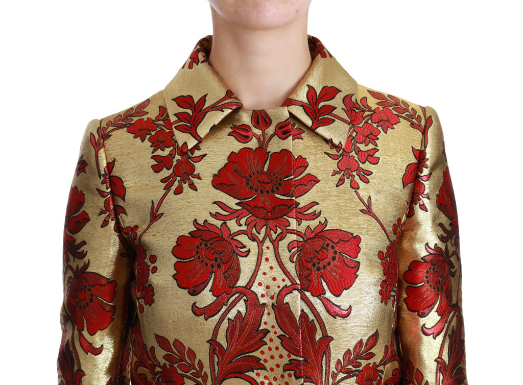 Manteau cape Dolce & Gabbana rouge orné de brocart floral, élégante veste de mode en tissu luxueux.