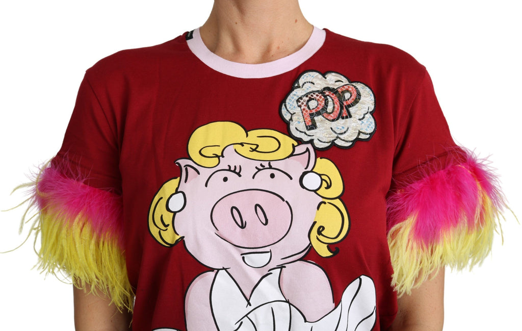T-shirt Dolce & Gabbana rouge avec imprimé cochon, manches en plumes et design tendance, vue de face.