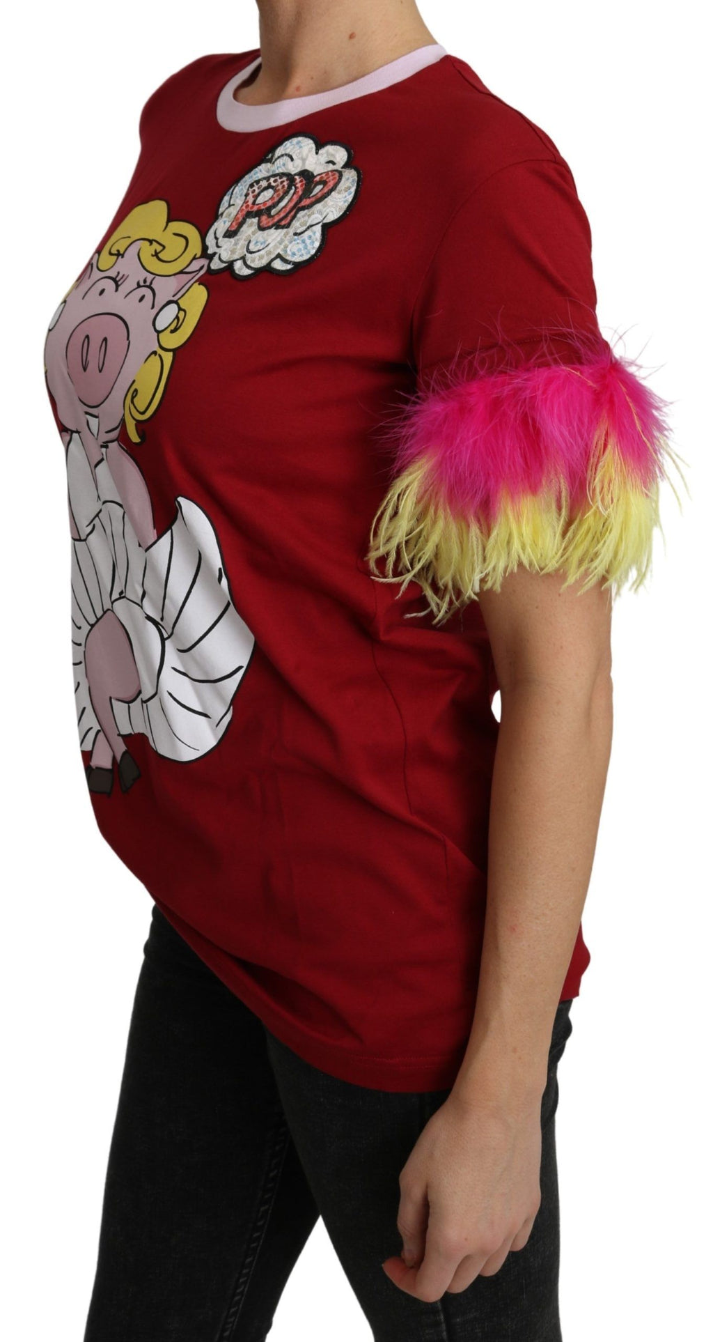 T-shirt Dolce & Gabbana à manches en plumes rouges avec imprimé cochon, style tendance et détails colorés.