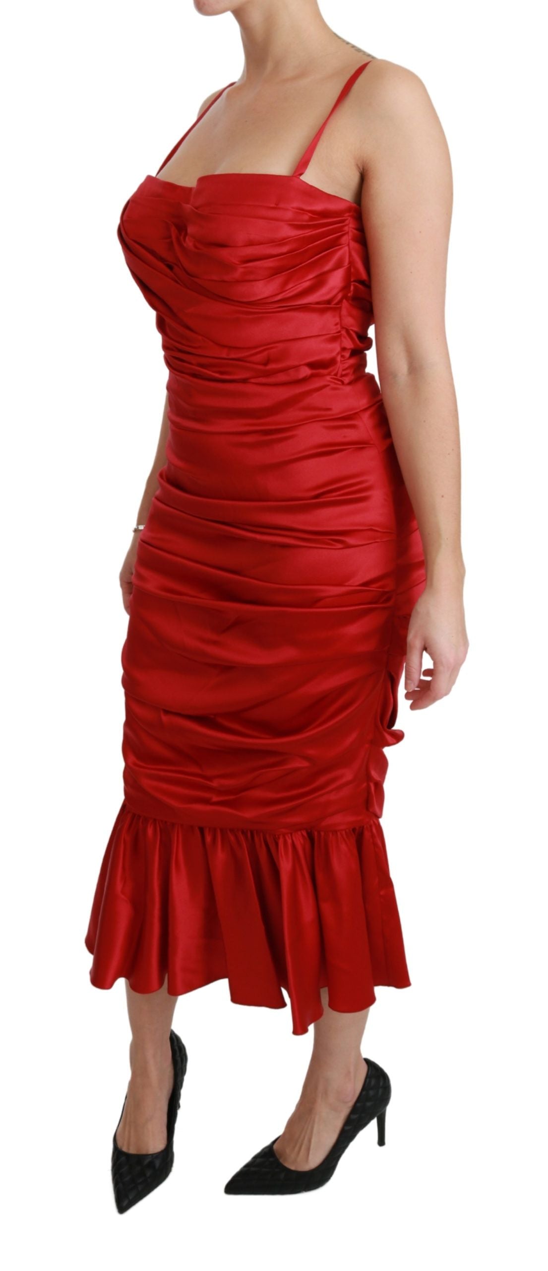 Robe sirène en soie rouge Dolce & Gabbana, robe moulante et élégante, mise en valeur par la coupe ajustée et le tissu brillant.