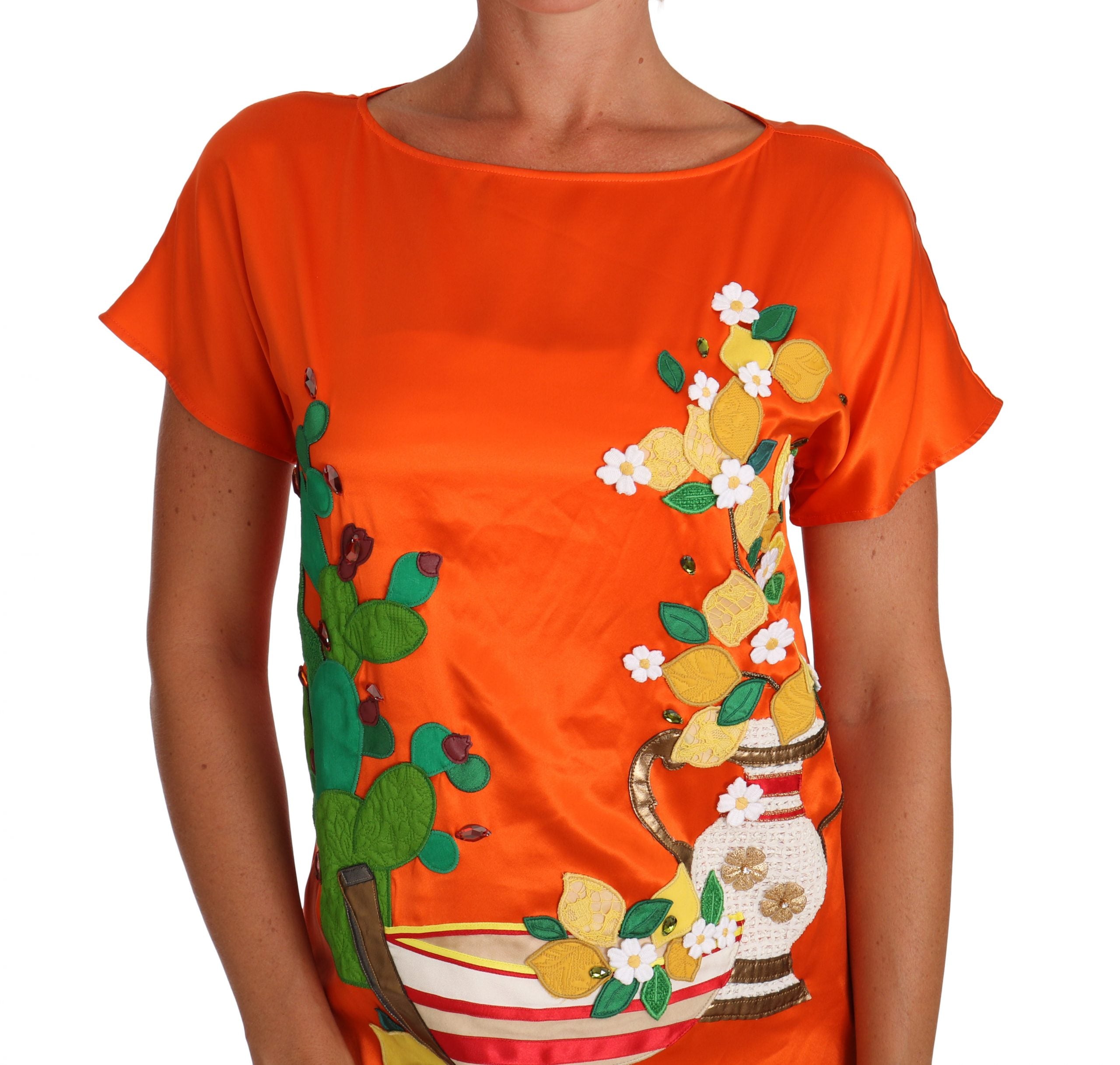 T-shirt en soie orange Dolce & Gabbana avec motifs de citron et cristaux, coupe ajustée, vue de face.