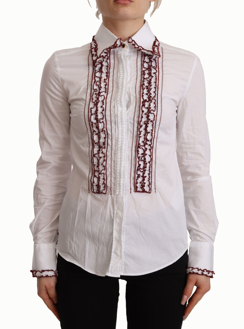 Chemise blanche en coton avec manches longues, dentelle et col à volants, par Dolce & Gabbana.
