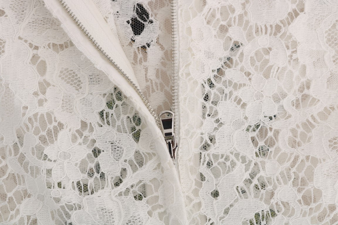 Blouse en dentelle blanche Dolce & Gabbana ornée de cristaux, élégante et raffinée, visible en gros plan.