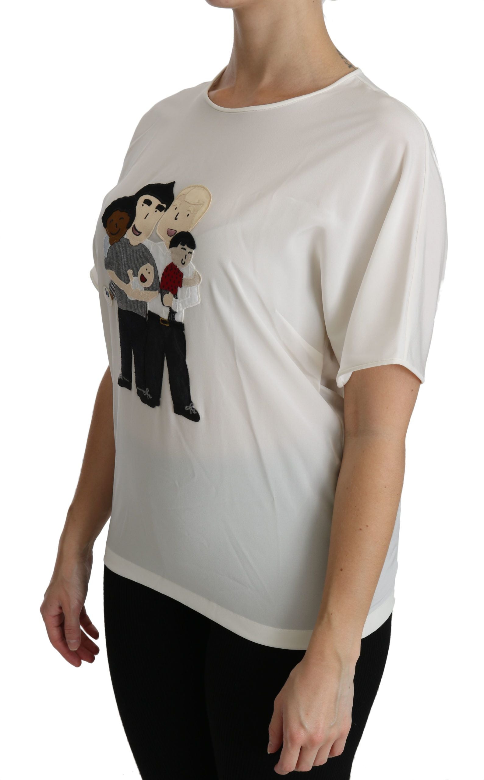 Haut blanc Dolce & Gabbana avec patch #dgfamily à manches courtes, en tissu léger, porté sur un mannequin.