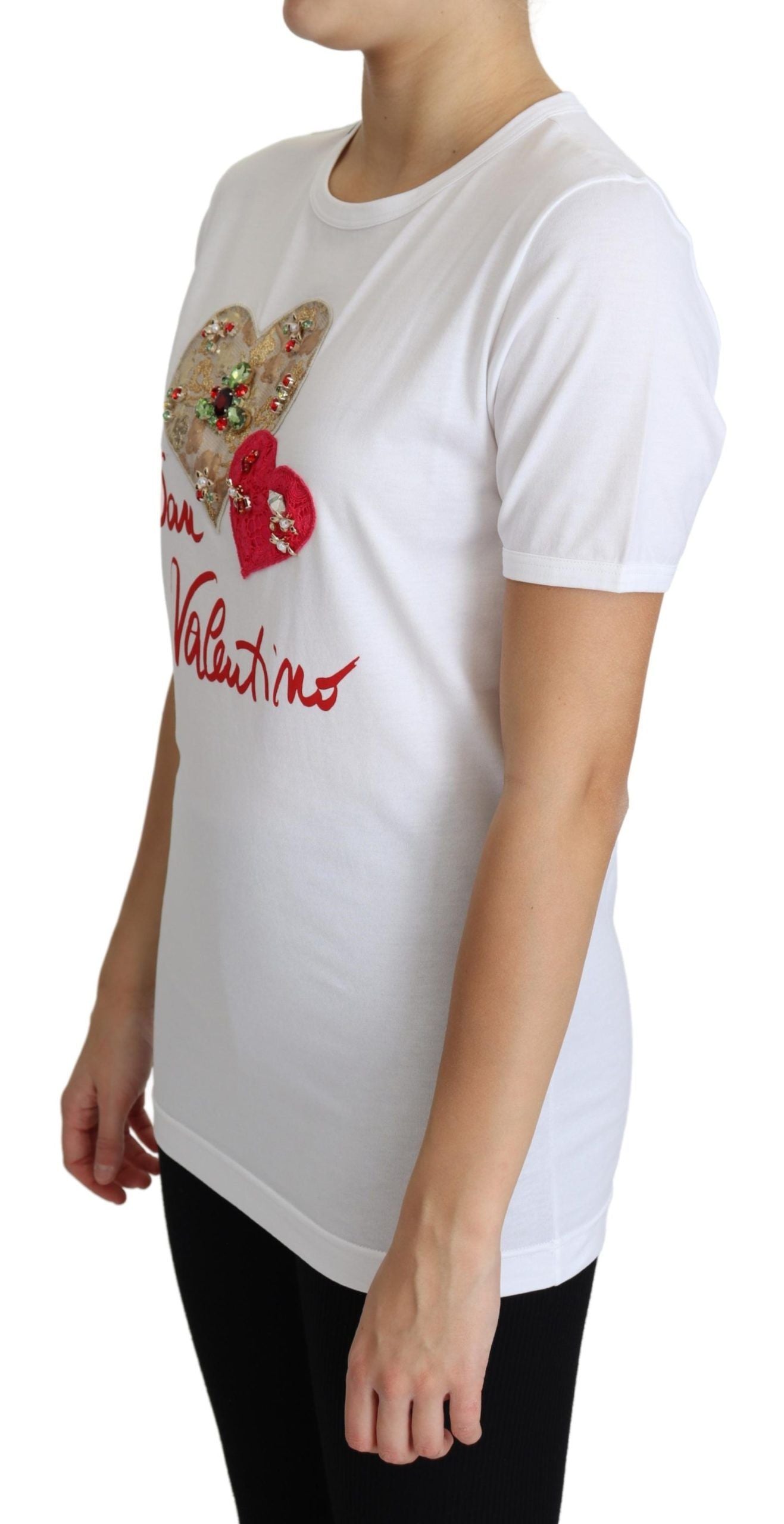 T-shirt blanc Dolce & Gabbana San Valentino avec cristaux en forme de cœur, style élégant et tendance.