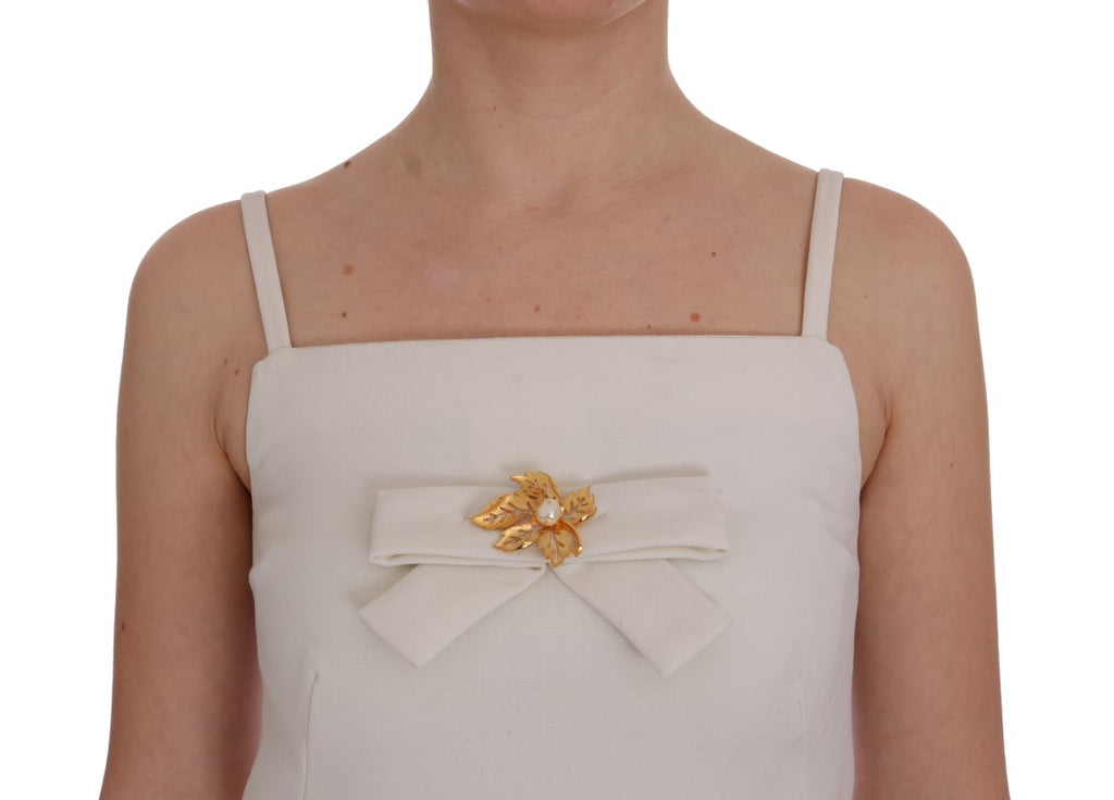 Robe blanche en laine stretch Dolce & Gabbana avec broche élégante, ajustée et sophistiquée, vue de face.