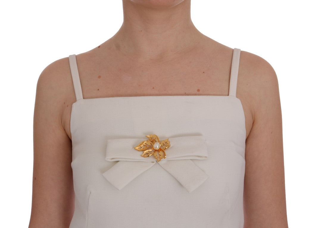 Robe blanche en laine stretch Dolce & Gabbana avec broche élégante, ajustée et sophistiquée, vue de face.