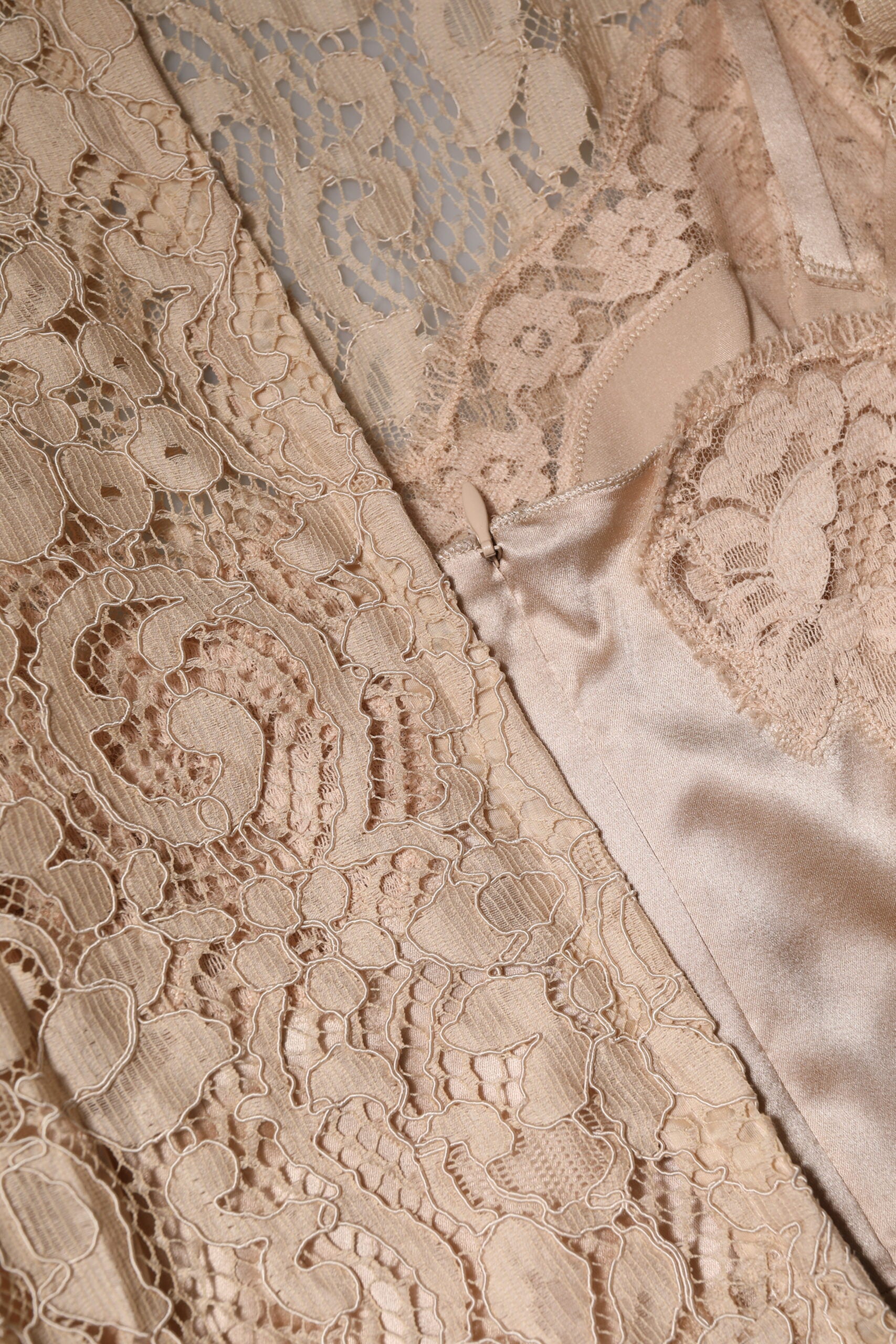 Robe sans manches Dolce & Gabbana beige avec dentelle florale et coupe cintrée, élégante et sophistiquée.