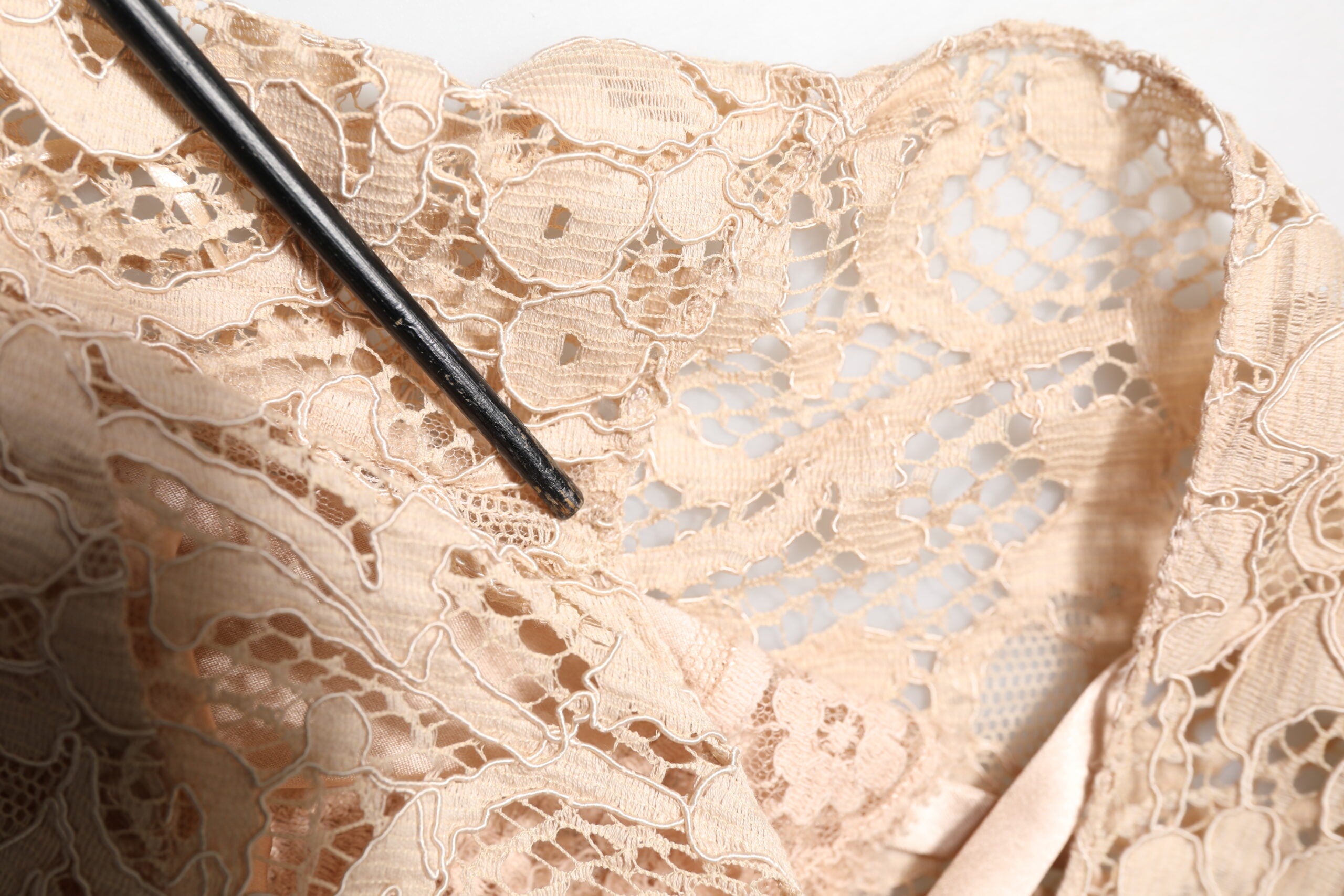 Robe sans manches Dolce & Gabbana beige à fleurs en dentelle, coupe sirène élégante et sophistiquée.