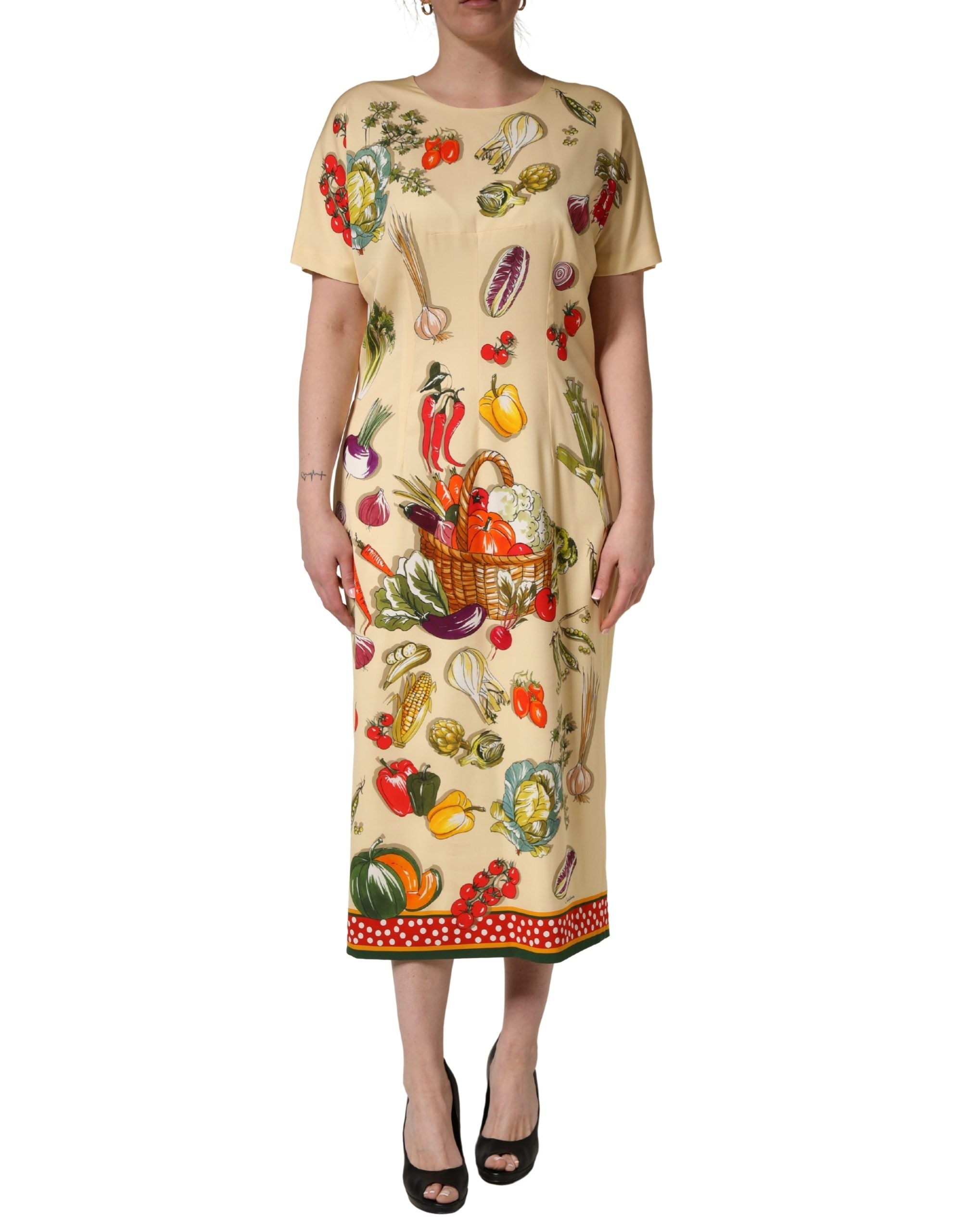 Robe midi en soie beige à pois fruités Dolce & Gabbana, coupe ajustée et élégante, avec motif à pois colorés.
