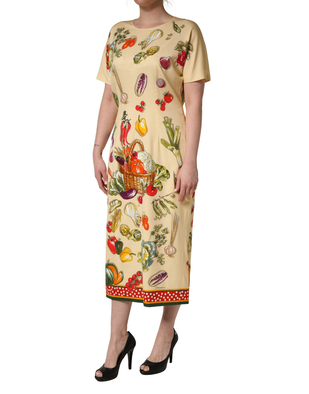 Robe midi en soie beige à pois fruités Dolce & Gabbana, coupe ajustée et élégante, avec motifs colorés.