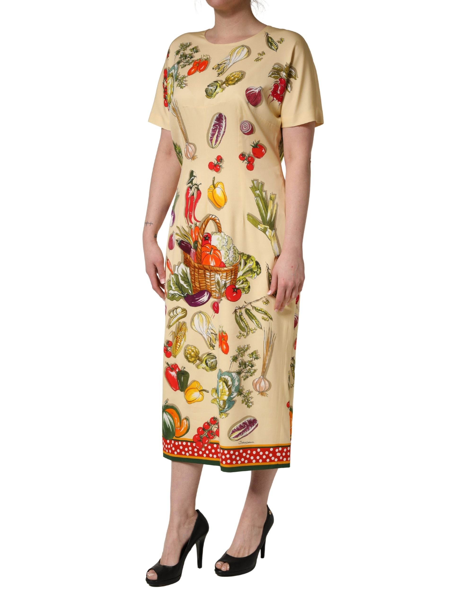 Robe midi en soie beige à pois fruités Dolce & Gabbana, coupe ajustée et élégante, avec motifs colorés.