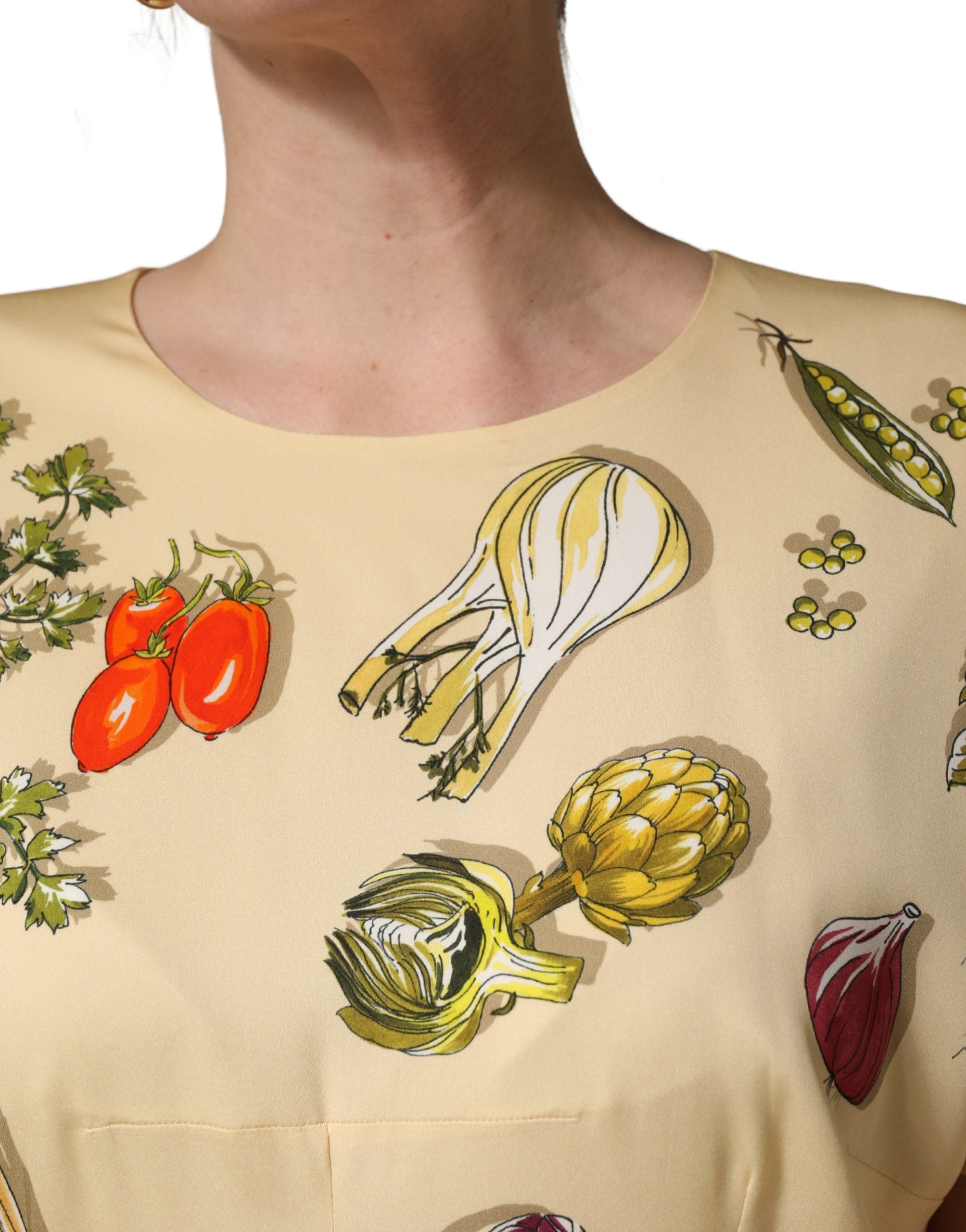 Robe midi en soie beige à pois fruits Dolce & Gabbana, robe cintrée élégante avec motif à pois colorés sur tissu fluide.