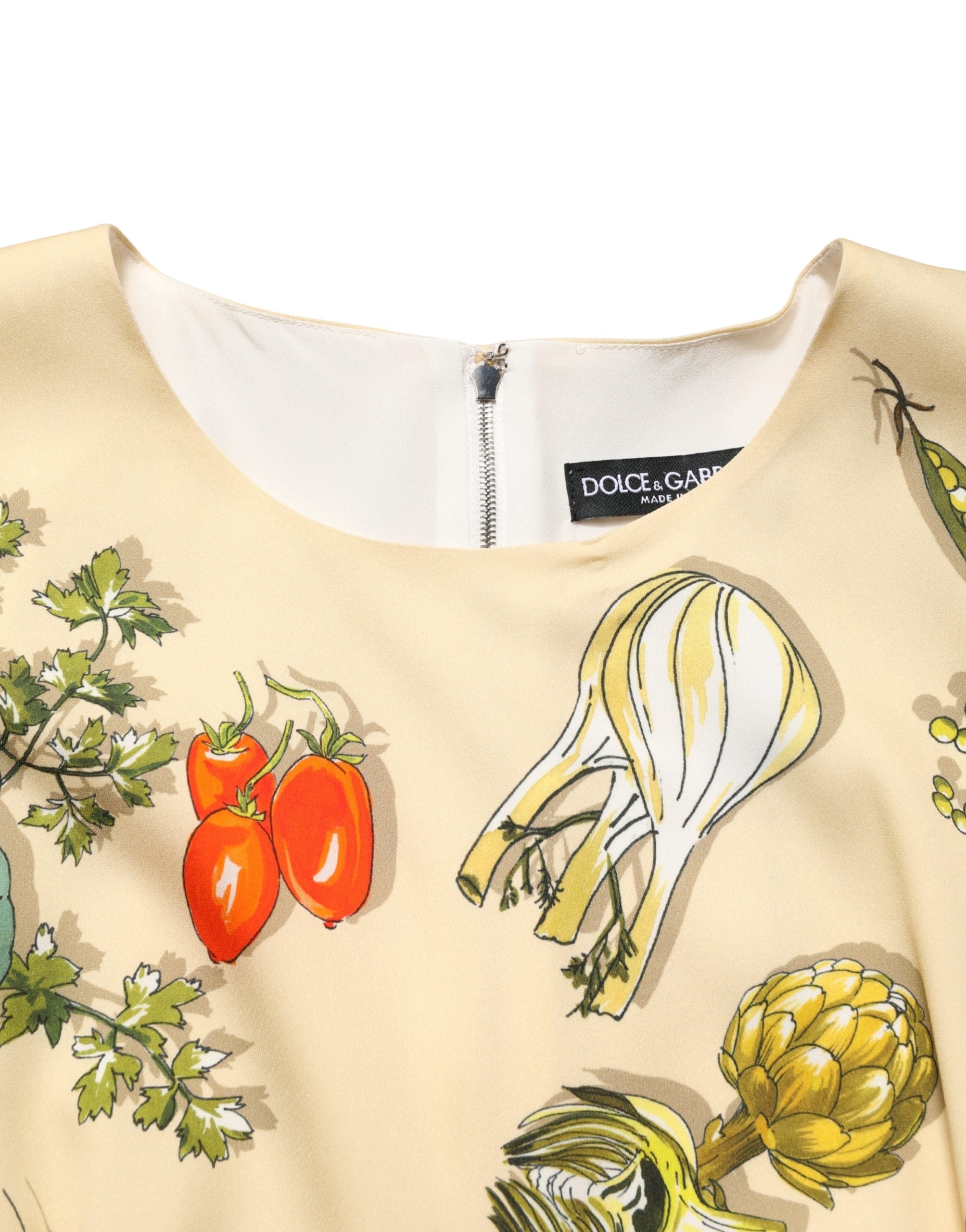 Robe midi en soie beige à pois fruits Dolce & Gabbana, coupe ajustée, motif à pois colorés, élégante et sophistiquée.
