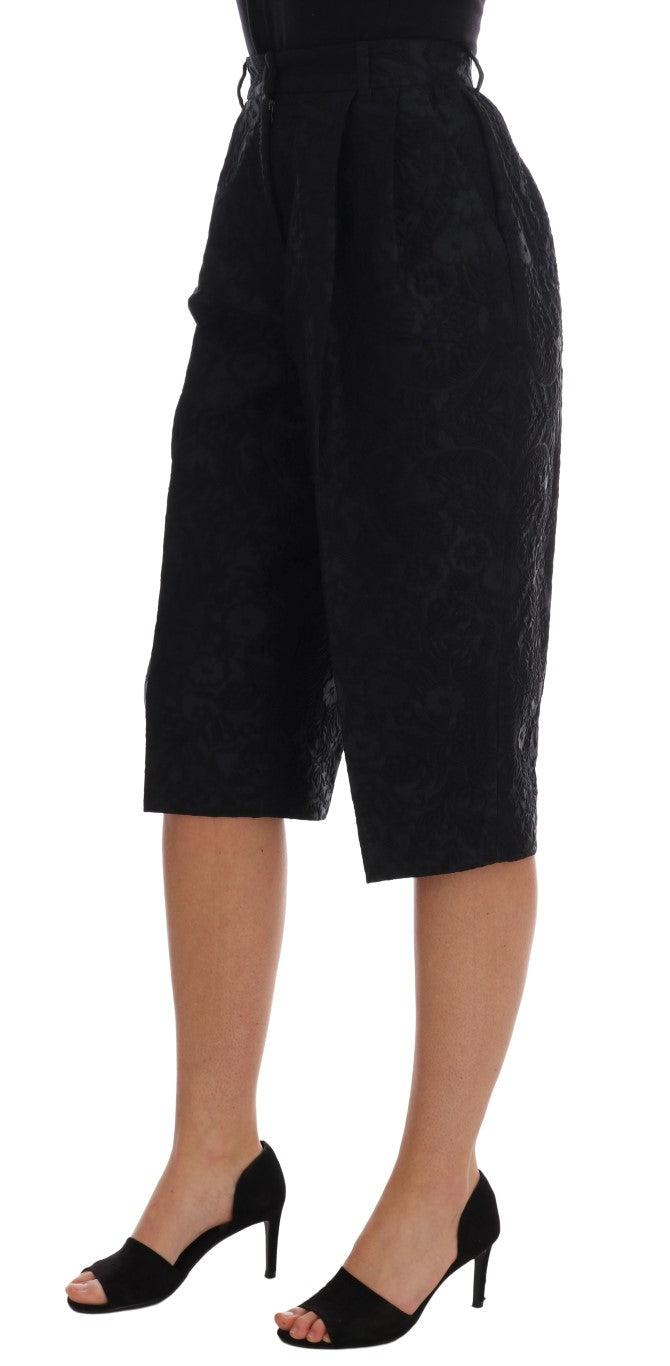 Shorts capri en brocart noir Dolce & Gabbana à taille haute, détail élégant et tissu riche, visibles sur l’image.
