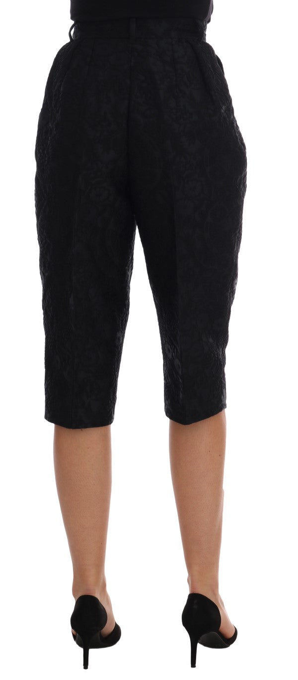 Shorts capri en brocart noir de Dolce & Gabbana, taille haute, détails élégants, pour un style sophistiqué.