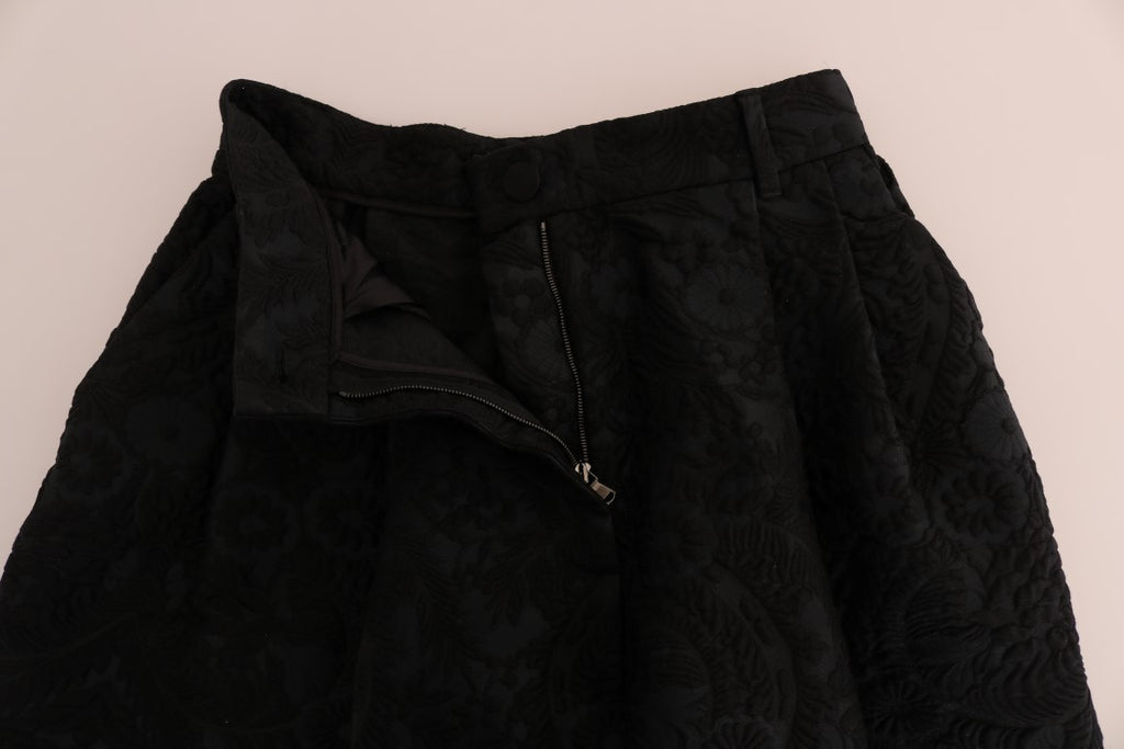 Shorts capri Dolce & Gabbana en brocart noir à taille haute, détails élégants et couture sophistiquée visible sur l'image.