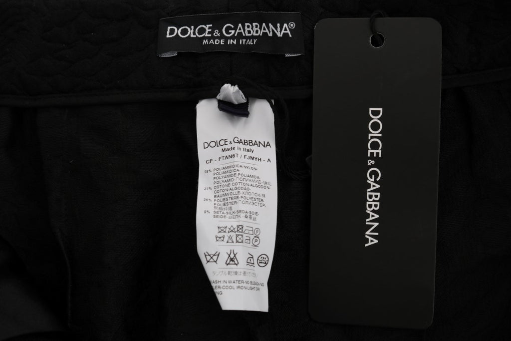 Shorts capri Dolce & Gabbana en brocart noir à taille haute, avec détails élégants et finition raffinée.