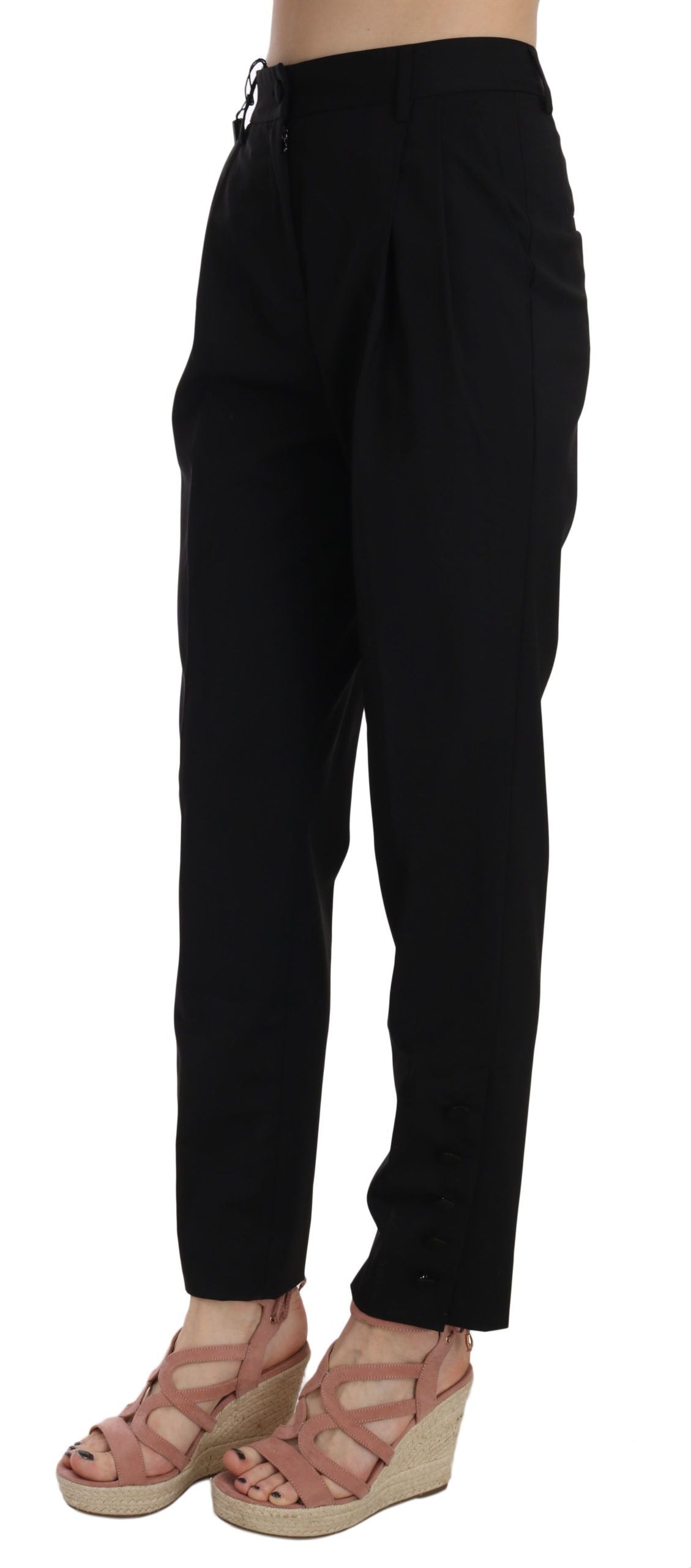 Pantalon noir Dolce & Gabbana à boutons plissés et coupe tapered, vue de face sur un fond neutre.