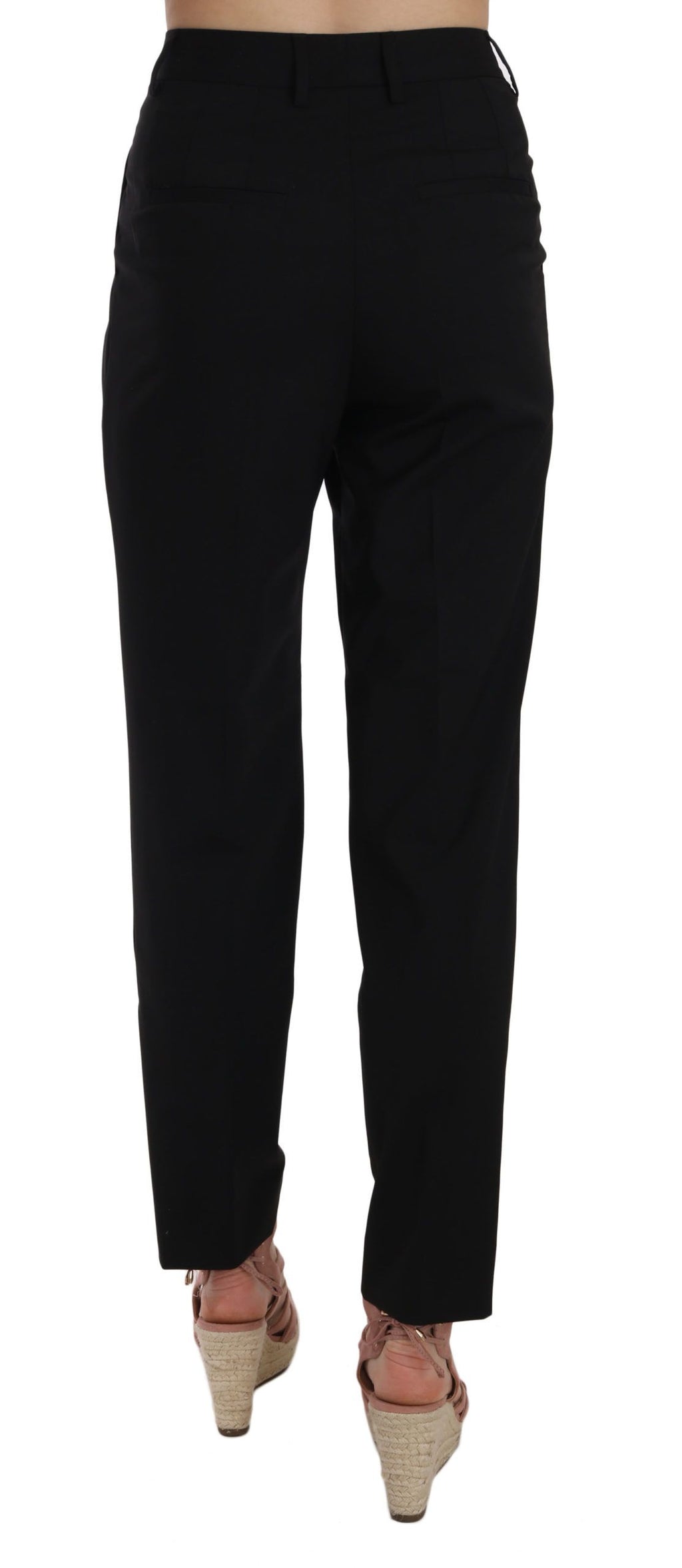 Pantalon noir à boutons plissés et coupe tapered de Dolce & Gabbana, vue en gros plan sur la texture et le design.