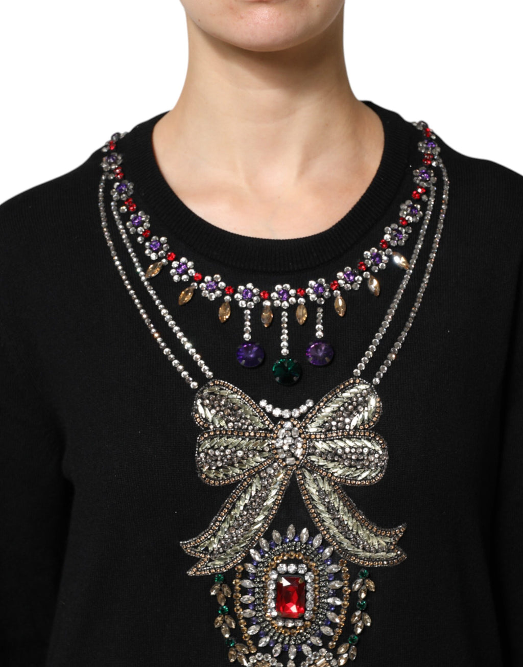 Pull en cachemire noir Dolce & Gabbana avec embellissements en cristal, doux et élégant, visible avec détails raffinés en image.