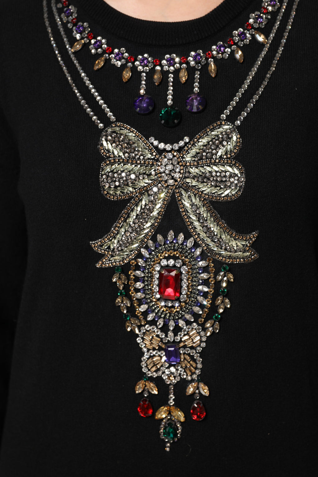 Pull en cachemire noir Dolce & Gabbana avec embellissements en cristal visible, style élégant et luxe sophistiqué.