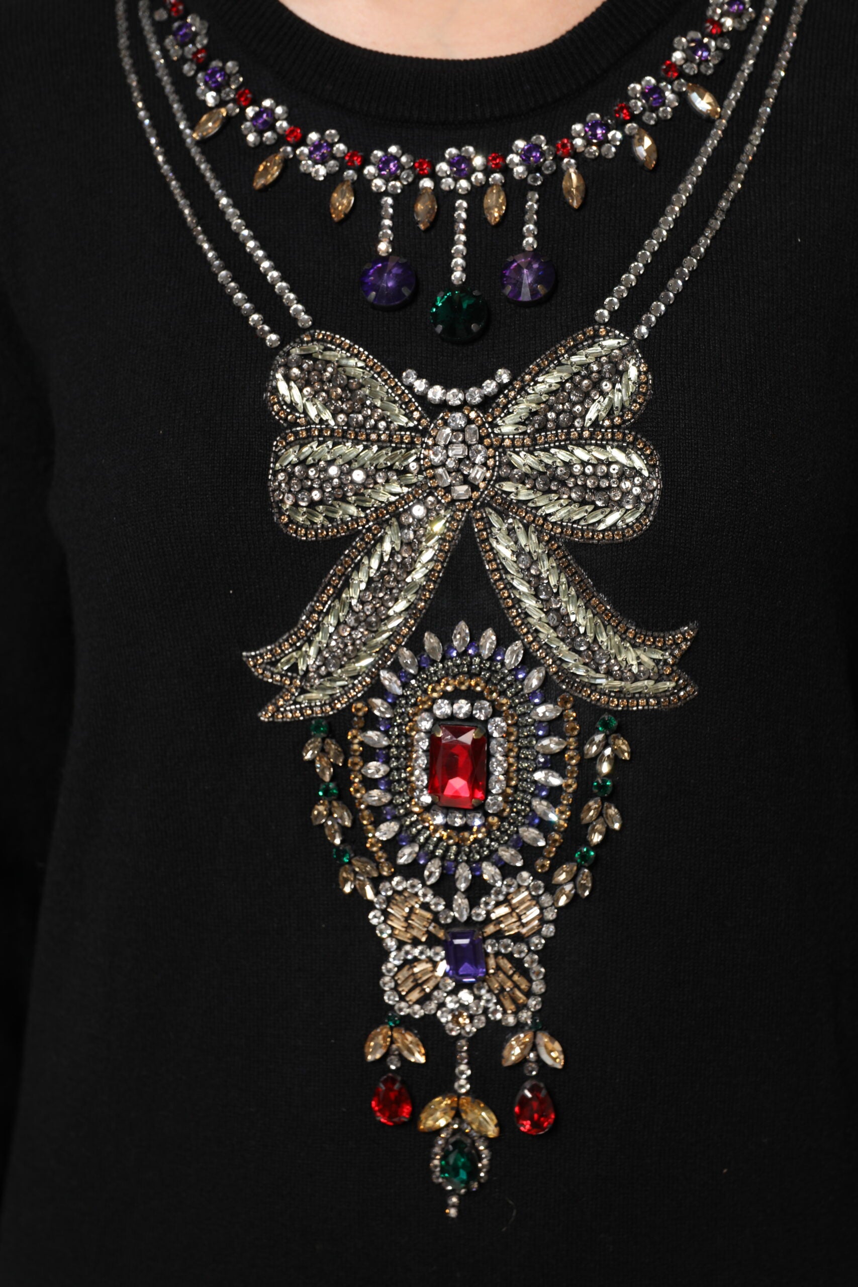 Pull en cachemire noir Dolce & Gabbana avec embellissements en cristal visible, style élégant et luxe sophistiqué.