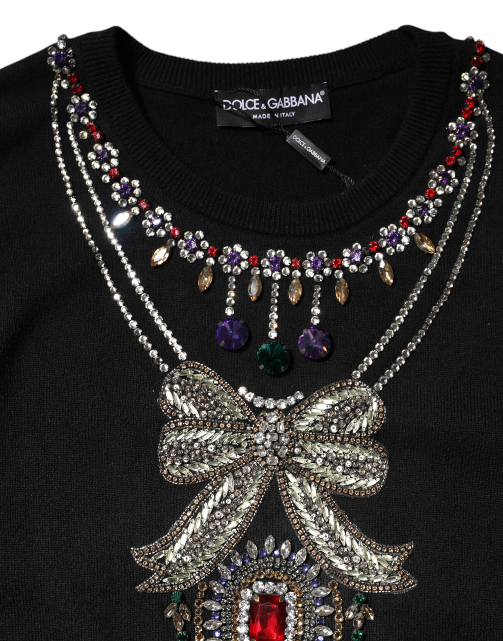Pull Dolce & Gabbana en cachemire noir avec embellissements en cristal, visible détails élégants et texture douce.