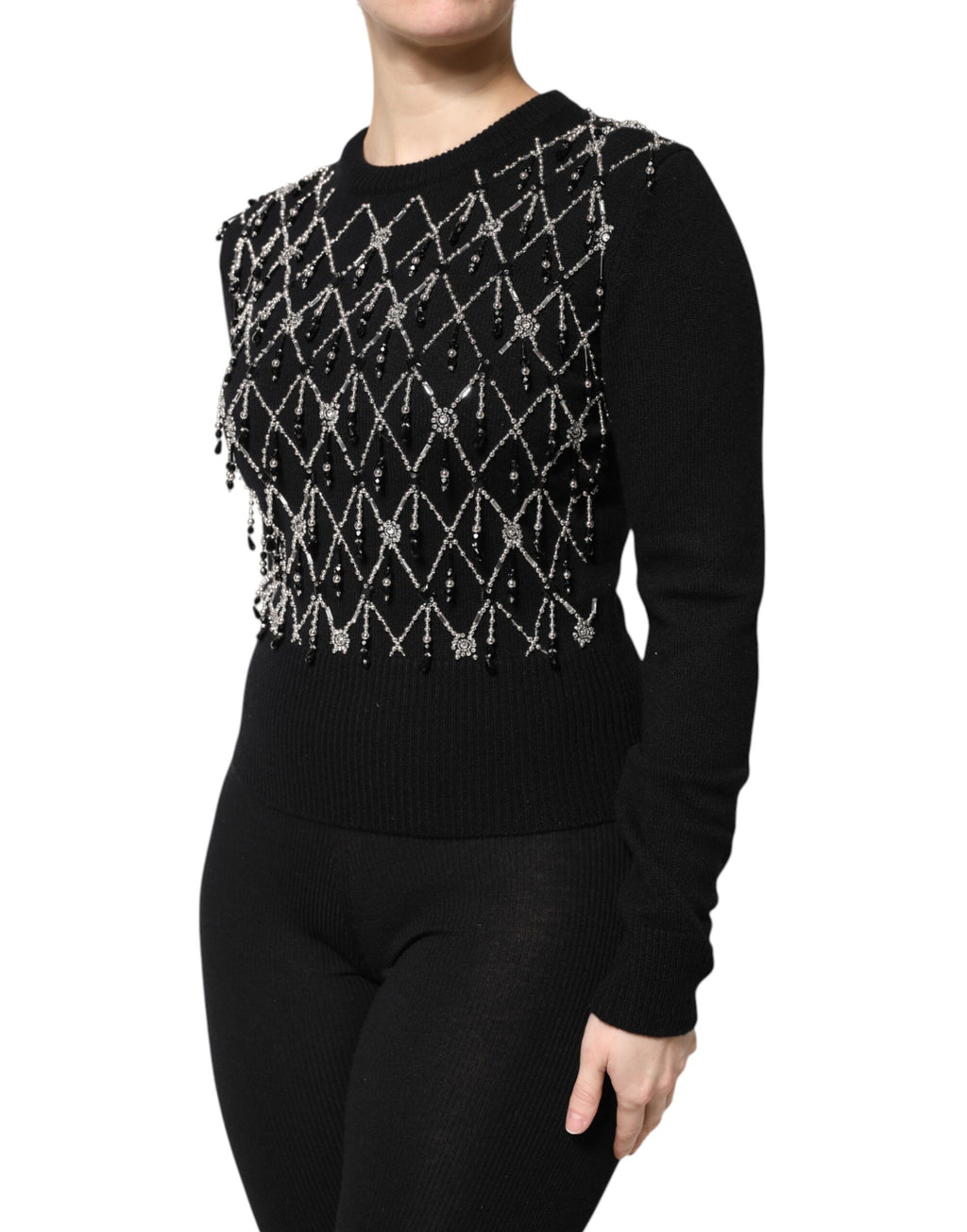 Pull Dolce & Gabbana en cachemire noir à manches longues avec embellissements, vue de face sur le mannequin.