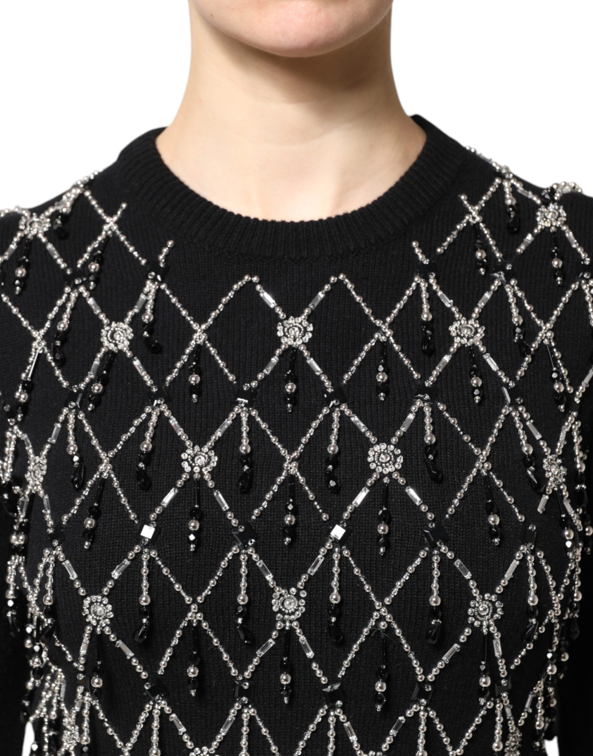 Pull Dolce & Gabbana en cachemire noir à manches longues, orné de détails brillants, porté sur un mannequin.