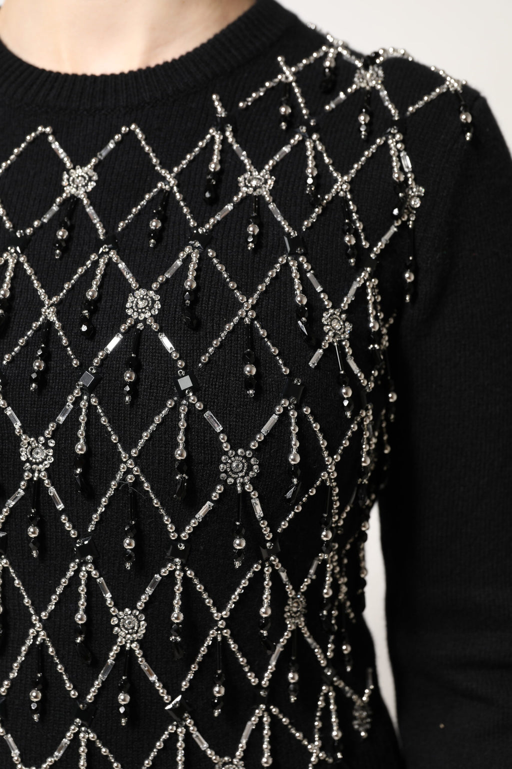 Top noir en cachemire Dolce & Gabbana avec embellissements à manches longues, élégant et sophistiqué.