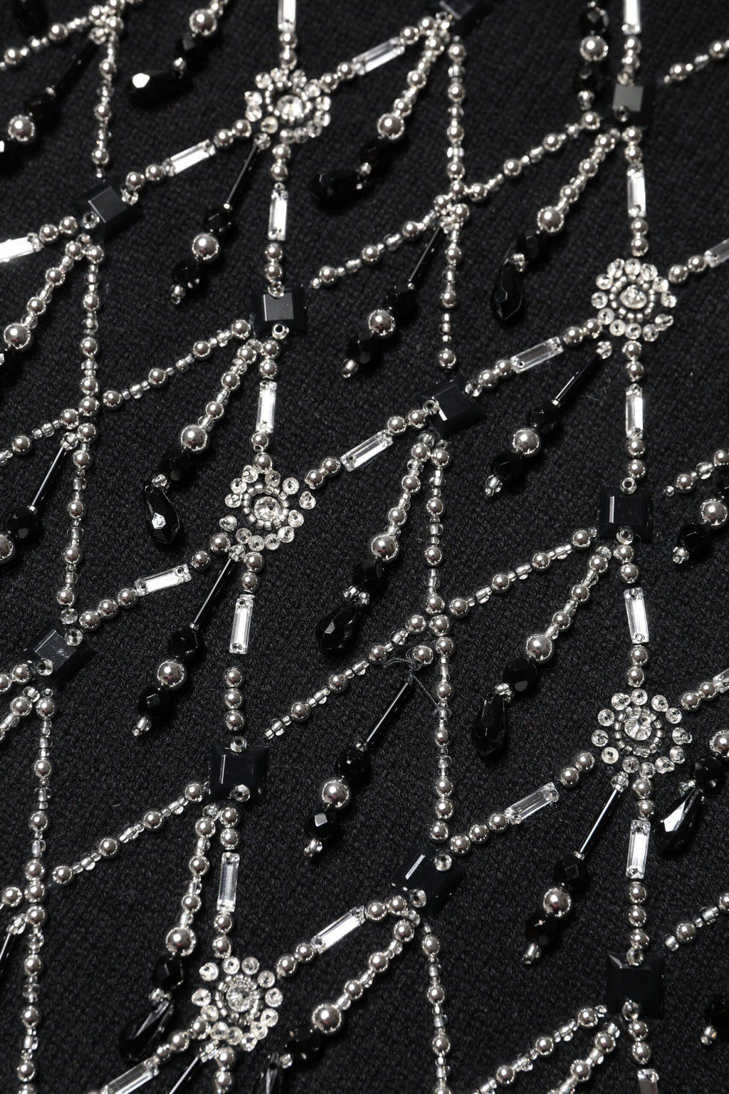 Haut long à manches longues en cachemire noir Dolce & Gabbana avec embellissements élégants, porté sur mannequin.