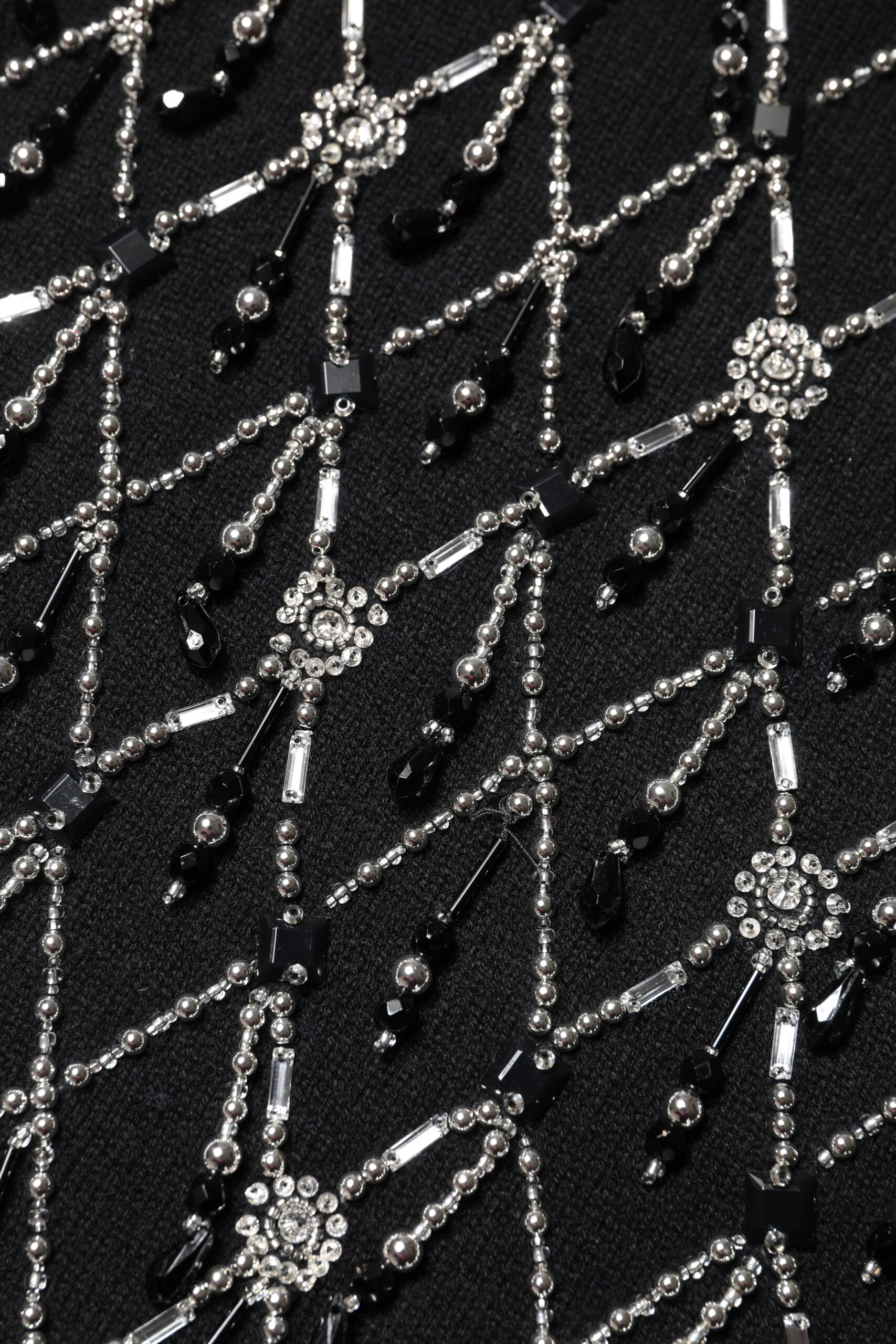 Haut long à manches longues en cachemire noir Dolce & Gabbana avec embellissements élégants, porté sur mannequin.