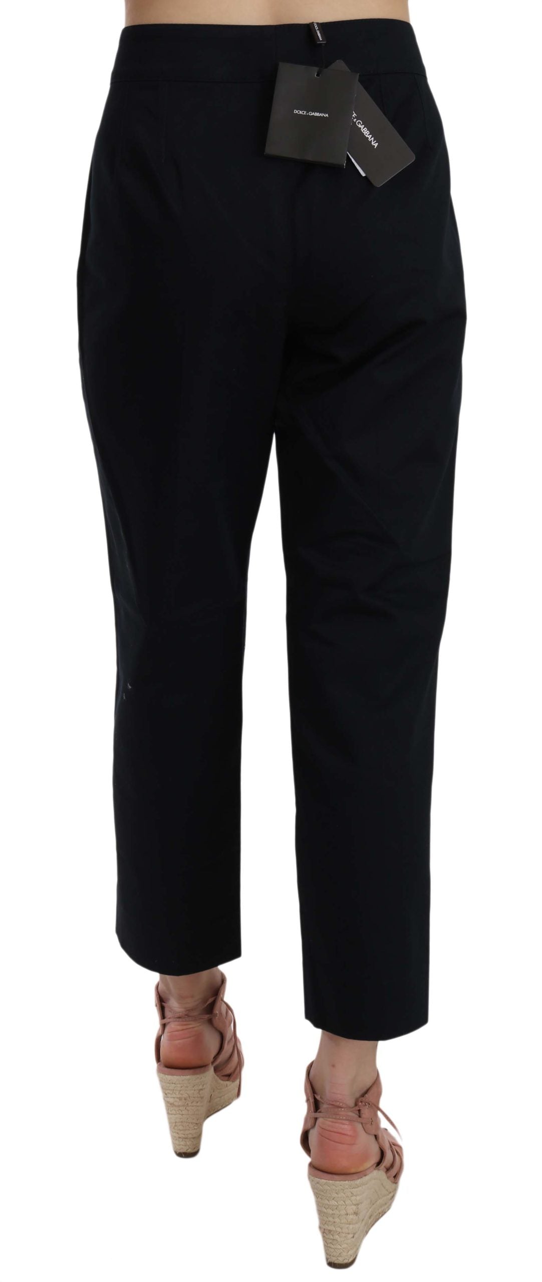 Pantalons courts noirs Dolce & Gabbana avec boutons en avant et embellissements, style élégant et tendance.