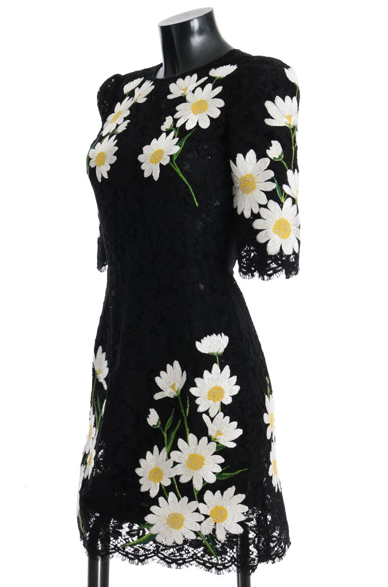 Robe Dolce & Gabbana noire à fleurs en dentelle chamomile, style Sicily, portée élégante et sophistiquée.