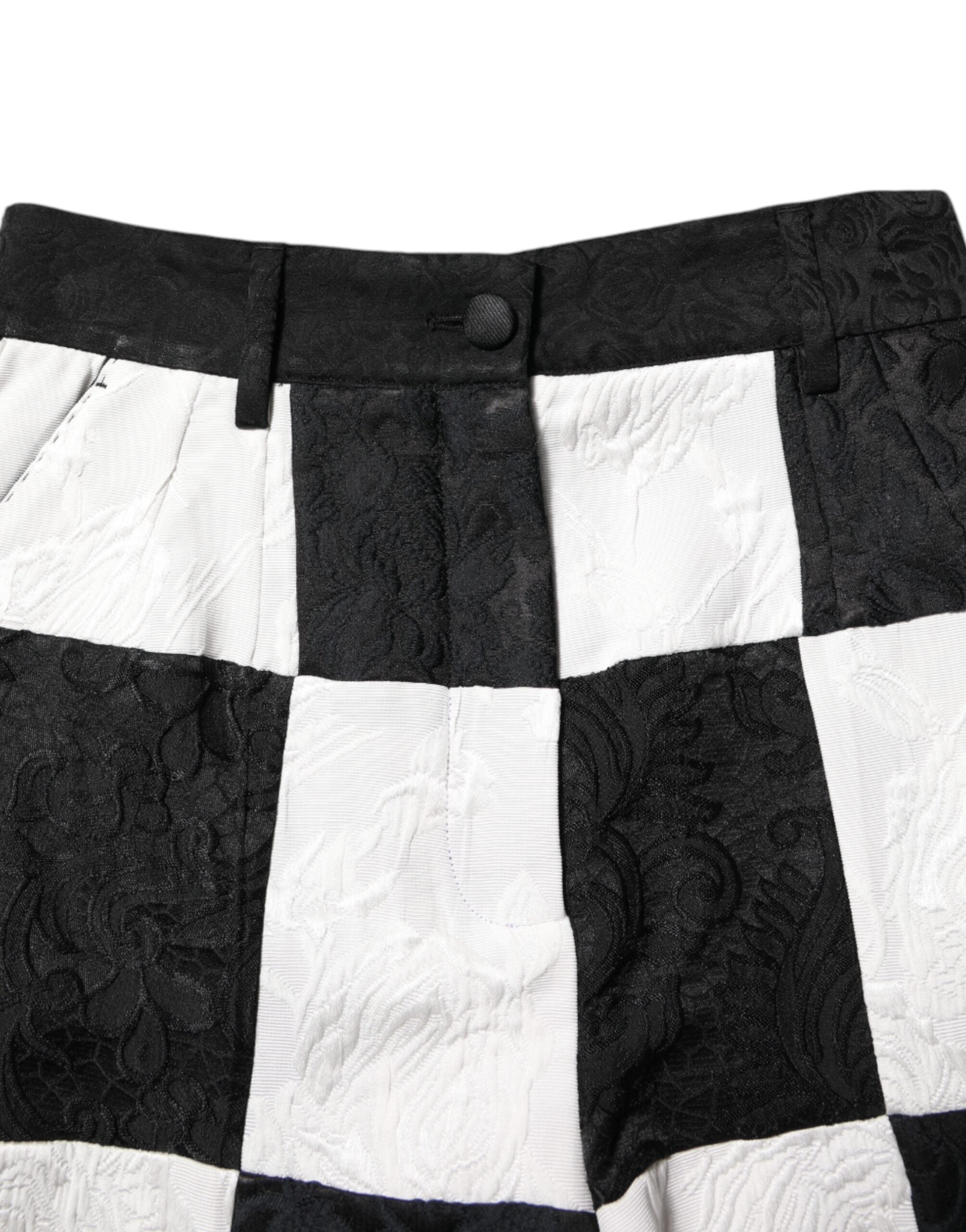 Shorts Dolce & Gabbana en brocart noir et blanc à motif floral, avec coupe courte et détails élégants, style chic et tendance.