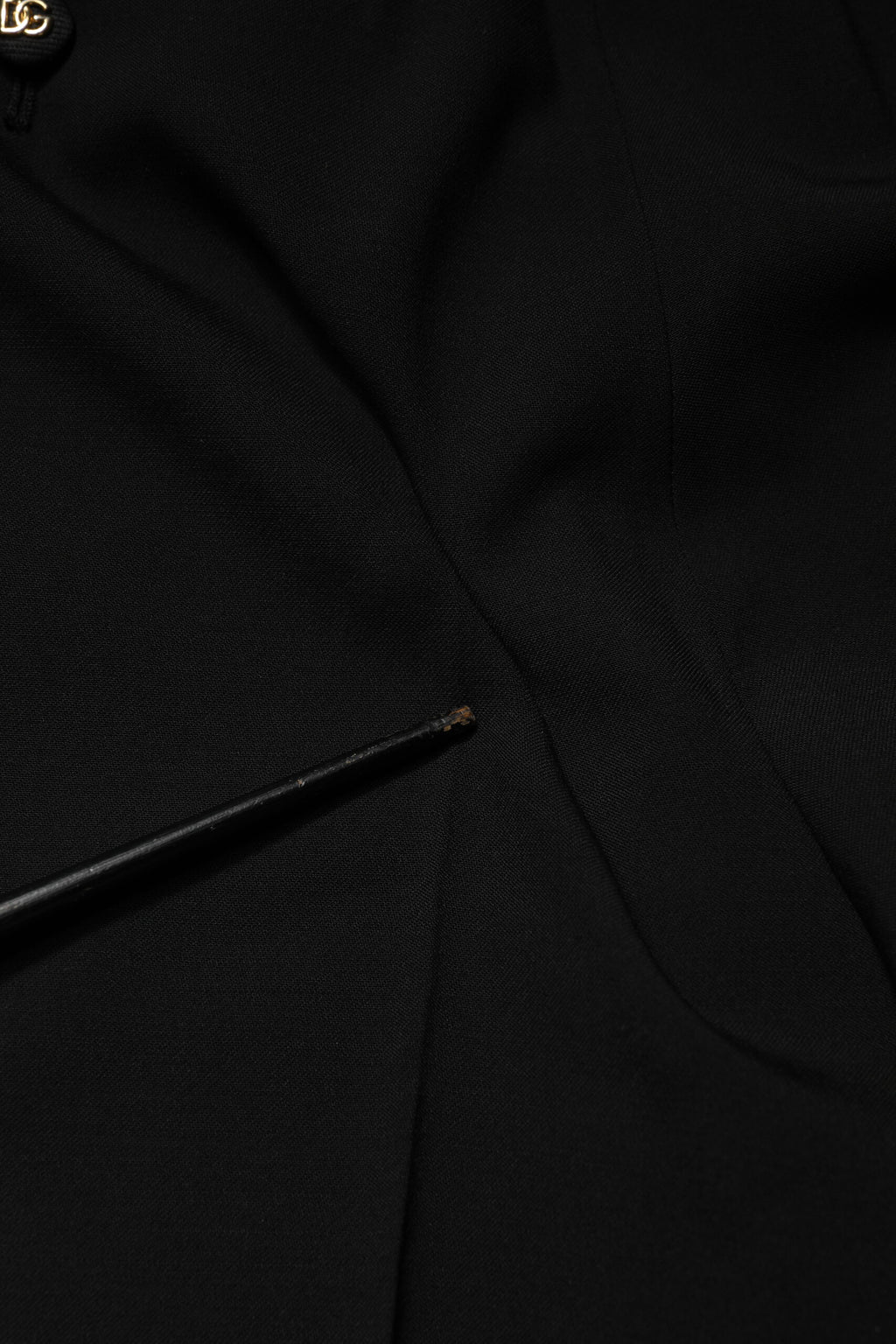 Pantalons noirs en laine mélangée Dolce & Gabbana, coupe droite à taille haute, vue de face sur fond blanc.