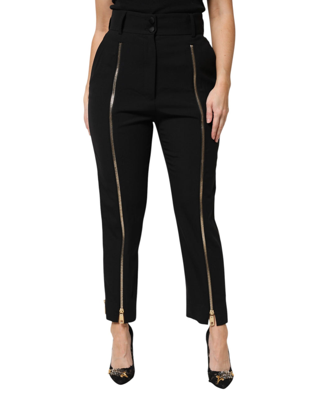 Pantalon en laine noire Dolce & Gabbana, taille haute, ajusté avec fermeture éclair, style tapered, porté sur un mannequin.