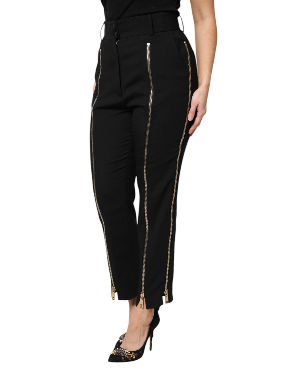 Pantalon noir en laine Dolce & Gabbana taille haute avec fermeture éclair et coupe tapered, vue de devant sur mannequin.