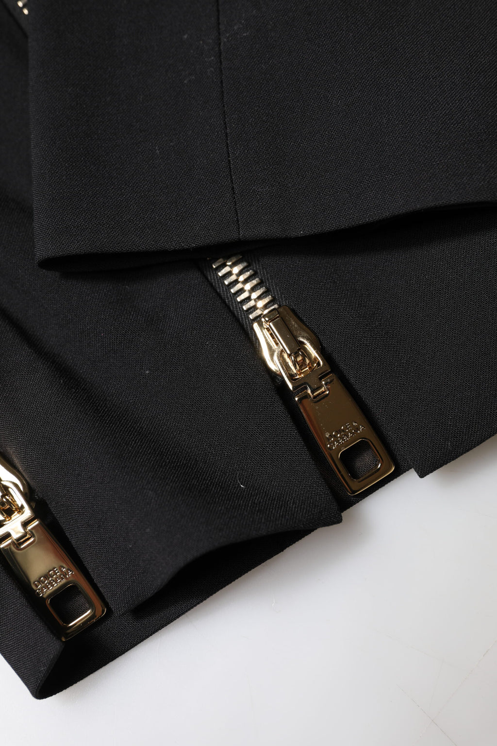 Pantalon tapered en laine noire Dolce & Gabbana à taille haute avec fermeture éclair, vue de face.