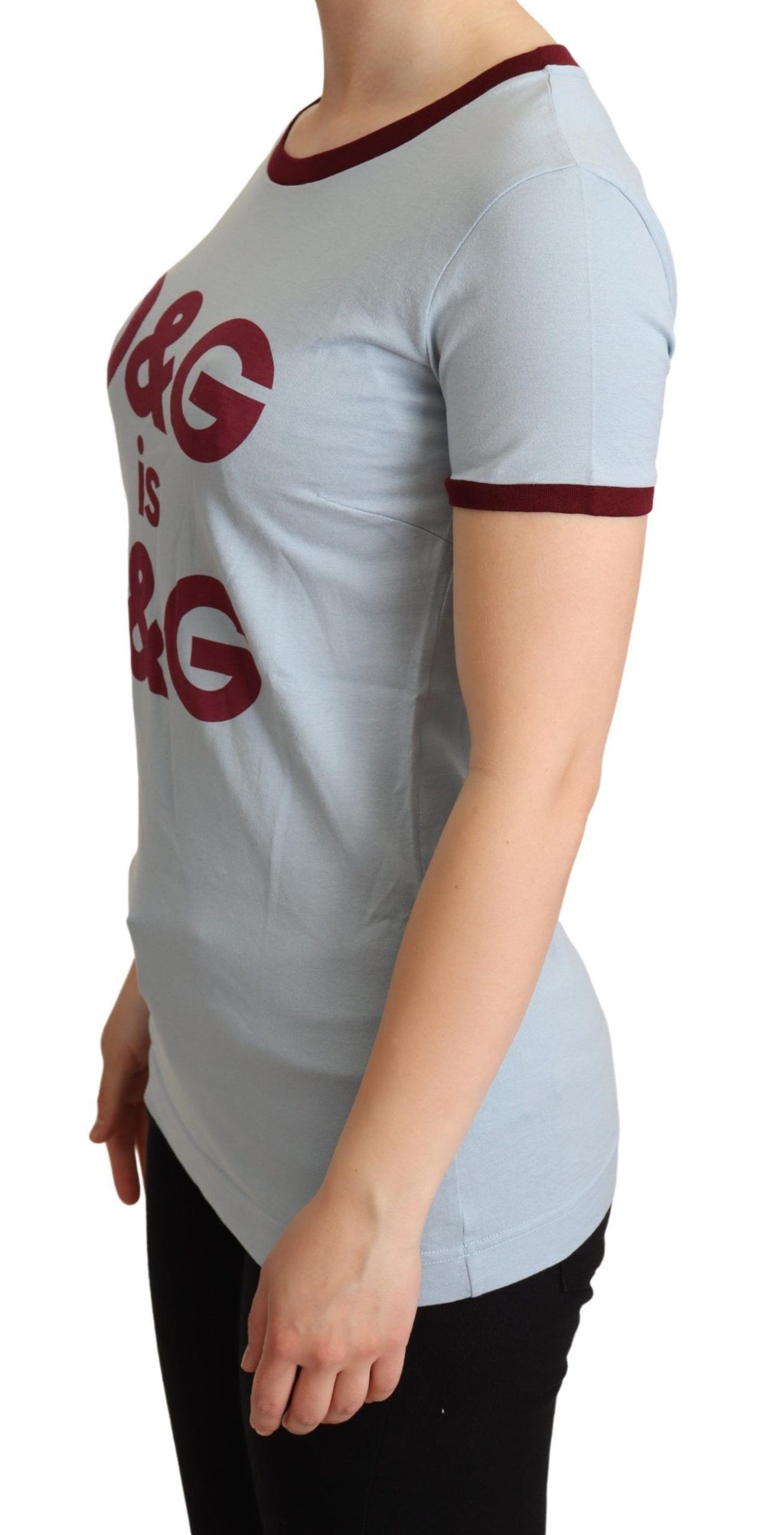 T-shirt à col rond bleu Dolce & Gabbana D&G, haut en coton avec logo sur la poitrine, porté sur mannequin.